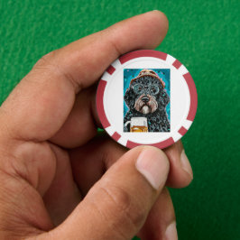 Fichas De Poker Bernedoodle segurando uma caneca de cerveja