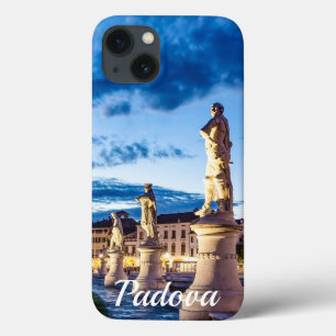 Fila de estátuas iluminadas em Padova