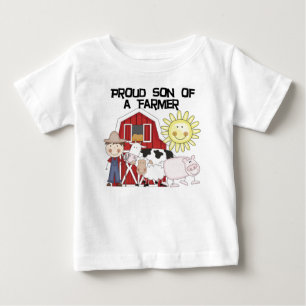 Filho orgulhoso do camiseta e dos presentes de um
