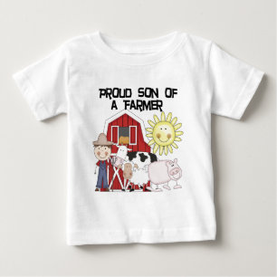 Filho orgulhoso do camiseta e dos presentes de um
