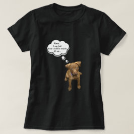 Filhote de cachorro que implora pelo t-shirt dos