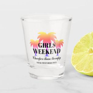 Fim de semana de meninas fora bebendo copo de shot