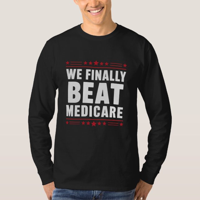Finalmente, Bebemos Medicare" T-Shirt Patriótico (Frente)