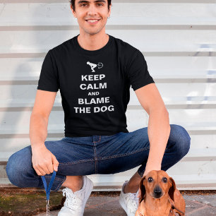 Fique Calmo e Culpe O Cão   T-Shirt personalizável