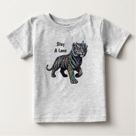 Fique uma linda camiseta cinza tribal ornada de ti