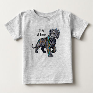 Fique uma linda camiseta cinza tribal ornada de ti