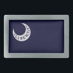 Fivelas de cinto da bandeira da liberdade de<br><div class="desc">O crescente historicamente exato da bandeira da liberdade de Moultrie. Cedo na revolução, as forças rebelde começaram a fortificar a ilha de Sullivan fora da costa de Charleston à vista do problema com o marinho britânico. No ar morno de junho de 1776, o comandante sargento William Jaspe viu a frota...</div>