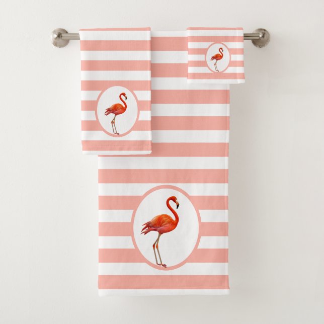 Flamingo no conjunto de toalhas de banho em branco (Insitu)