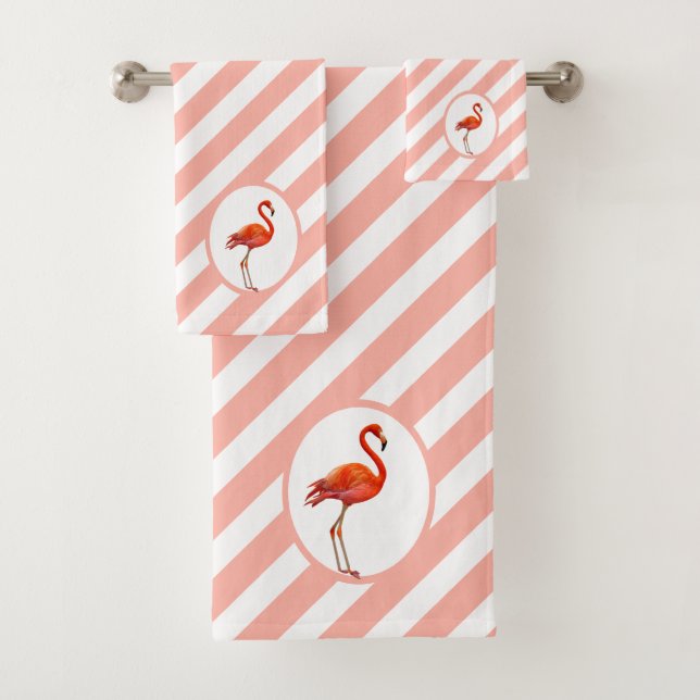 Flamingo no conjunto de toalhas de banho em branco (Insitu)