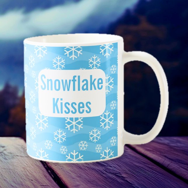 Floco de neve beija caneca azul de inverno (Blue and White Snowflake Mug)