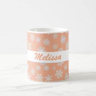 Flocos de neve brancos em uma caneca de café de fu
