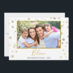 Flocos de neve de folha de ouro Acredite no Cartão<br><div class="desc">Faux Gold Foil Snowflakes - Acredite no Natal Religioso Cristão - Cartão com fotos de Férias. A imagem,  data e nome da família podem ser substituídos neste Cartões de foto de Natal simples e elegante.</div>