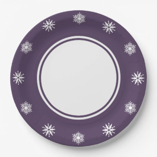 Flocos de neve de inverno em prato de papel roxo