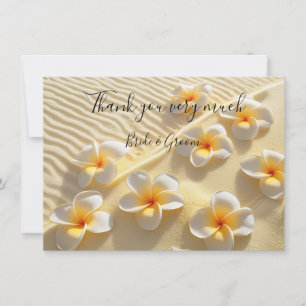 Flor de Plumeria no cartão de agradecimento de are