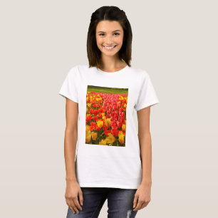 FLORAÇÃO DE TULIPAS EM CAMISA FEMININA