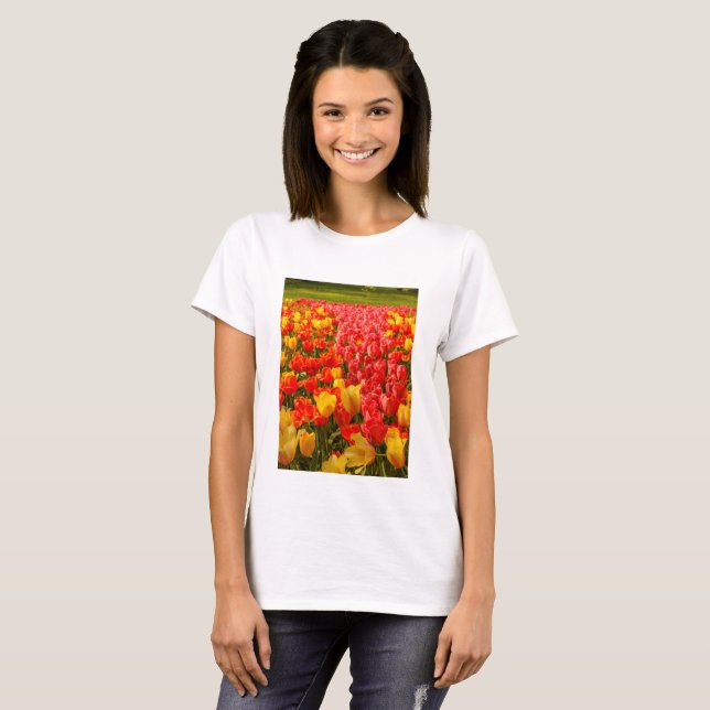 FLORAÇÃO DE TULIPAS EM CAMISA FEMININA (Frente Completa)