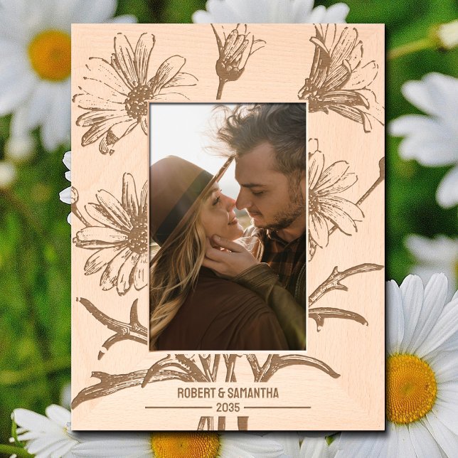 Floral Daisies Buquê Wood (A bouquet of daisies is laser engraved on this personalized wooden picture frame.)
