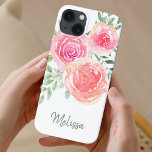 Floral de Aquarela Rosa Personalizado<br><div class="desc">Esta capa de telefone bonito é decorada com uma buquê de aquarela de rosas e folhagem em tons de rosa, coral e verde. Um modelo de texto é incluído para personalizar este design com seu nome ou fazer de monograma que esta capa de telefone é exclusiva para você. Porque nós...</div>
