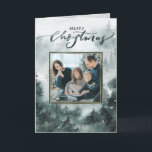 Floral Winter | Cartão de Natal Com Foto Em Água<br><div class="desc">Sua foto de família está na frente e no centro de um quadro verde florestal com uma camada de ouro falso. O fundo deste cartão de Natal apresenta uma floresta majestosa de aquarelas de árvores verdes. O topo do cartão tem uma saudação de aquarela que diz "Feliz Natal". Na dentro,...</div>