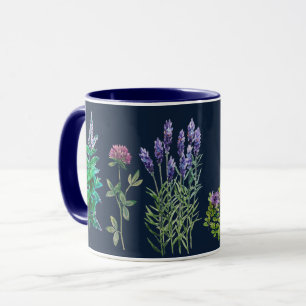 Flores azuis e roxas na caneca