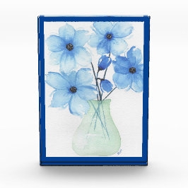 Flores azuis em placas de nota de vaso