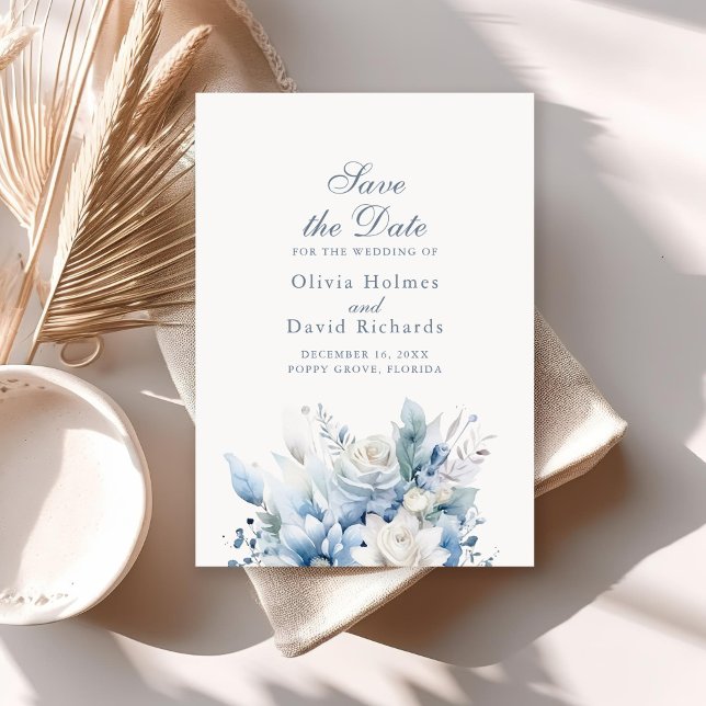 Flores Azuis Modernas Salvem o Cartão de Data (Modern Dusty Blue Flowers Save the Date Card on a sunny neutral boho table.)