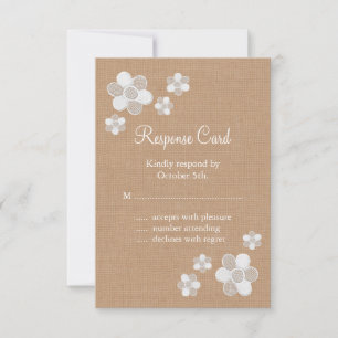 Flores bonito do laço na serapilheira RSVP