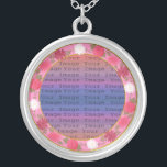 Flores Cor-de-Rosa, Colar Prateado Arredondado Per<br><div class="desc">Personalize este bonito colar para ter como favores de casamento na sua recepção de casamento ou para ter um como lembrança do seu dia especial. Este colar é também o presente perfeito para a noiva do chá de panela. Personalize adicionando sua foto.</div>