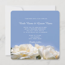 flores de rosa branca em convite de casamento azul