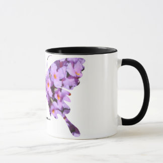 Flores do Lantana da lavanda em uma caneca de café