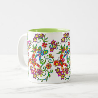 Flores e caneca da borboleta por Leslie Clair