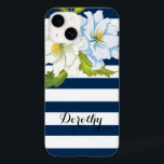 Flores e listras brancas azuis florais modernas<br><div class="desc">Padrão listrado,  azul e branco moderno e moderno e flores em caixa iPhone 14 floral azul-claro,  que apresenta um padrão listrado azul e branco e belas flores elegantes.</div>