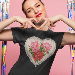 Flores no t-shirt do coração