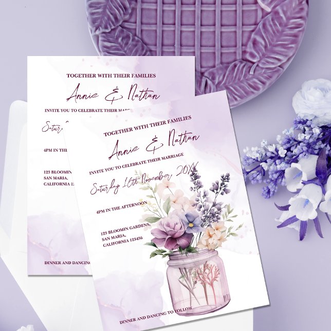 Flores Roxas De Pêssego No Convite de casamento De (Peach Purple Flowers In Mason Jar Wedding Invitation)