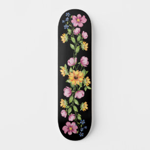 Flores selvagens bonitas no skate preto