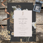 Flores selvagens no Convite para Casamento de Carv<br><div class="desc">Anuncie seu casamento com um toque de elegância rústica. Nosso convite de casamento cativante apresenta um arranjo vibrante de flores silvestres e samambaias, meticulosamente desenhados à mão e lembrando tesouros botânicos pressionados. Cores ricas como bronzeado, amarelo, creme, azul e verde-sábio se destacam lindamente sobre um quadro de fundo preto de...</div>