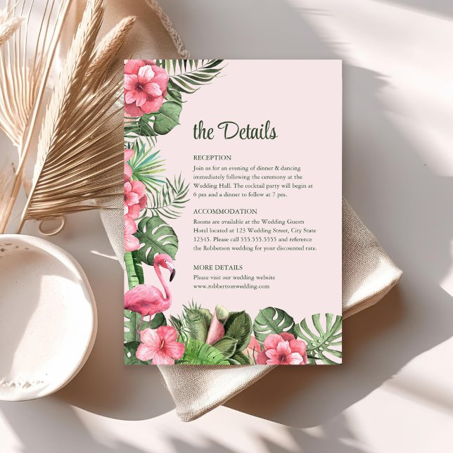 Flores Tropicais e Cartão de Detalhes de Casamento (Pink Tropical Flowers and Flamingo Wedding Details Card on sunny table with boho decor.)