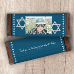 Flyer Bar Azul Mitzvah Orçamento Bar Docente Wrapper com<br><div class="desc">Personalize seu próprio Bar azul Mitzvah bar chocolate doce ou pacote de pastelaria com um papel embrulhado. Um simples rótulo azul e branco é atraente com a sua própria redação e estrelas prateadas de David. Adicione sua própria citação atrás para um toque final. Use este rótulo de wrapper personalizado de...</div>