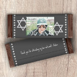 Flyer Bar Mitzvah Orçamento Bar Doces Wrapper com Estrel<br><div class="desc">Personalize o seu bar de chocolate Mitzvah, Bar de cinza, com um invólucro de papel personalizado. Cinzas simples e etiqueta branca são atraentes com a sua redação sobreposta e estrelas prateadas de David. Adicione o seu próprio obrigado que você enviar no verso para obter um toque final. Use este rótulo...</div>