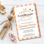 Flyer BUDGET Pumpkin Gênero Convite para Chás Neutros<br><div class="desc">Celebre a chegada de uma doce abóbora com este charmoso e neutro design de chá de fraldas! Apresentando uma simples abóbora laranja com corações e texto castanhos escuros, colocados contra um conforto padrão de xadrez laranja e branca, este tema inspirado no outono é perfeito para acolher um bebê, seja ele...</div>