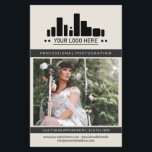 Flyer Fotografo de carvão branco preumado Grande Foto<br><div class="desc">Folheto de marketing esbranquiçado para um fotógrafo profissional personalizado com uma grande foto, logotipo, informações de contato de um lado e texto personalizado, mais fotos e foto de perfil em um charmoso design branco e preto. Folheto de fotografia profissional feminina e gráfica em um design limpo com um sotaque preto...</div>