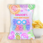 Flyer Invólucro de Banda Chip de Festa Neon<br><div class="desc">Adicione um pouco de talento aos seus aperitivos com os nossos "Amarradores de pancadinhos" de Piscina! Com uma vibrante design de neon mostrando todos os elementos divertidos de uma festa de piscina - de um sol brilhante e palmeira a flutuadores e flamingos de piscina - esses invólucros não param de...</div>