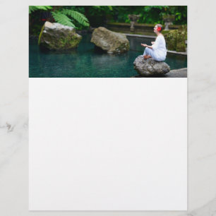 Flyer Mulher jovem pratica yoga