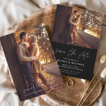 Flyer Orçamento Salvar a Data de Casamento Branco Preto<br><div class="desc">Cartões salve a data Pretos e Brancos do Casamento de Orçamento que têm uma foto na frente e atrás. Os Cartões salve a data de outono manuscrito, outono, verão, Primavera de inverno contêm uma tipografia cursiva moderna, escrita à mão, que é elegante, simples e moderna de usar depois de você...</div>
