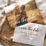 Flyer Orçamento Salvar a Data Foto Manuscrita Branca<br><div class="desc">Casamento de Orçamento Manuscrito Salve os Cartões de Data que têm uma foto na frente e atrás. Os cartões Save the Date Fall, Autumn, Winter, Primavera ou Summer contêm uma tipografia moderna escrita cursiva escrita escrita escrita escrita escrita escrita escrita escrita com corações que são elegantes, simples e modernos para...</div>