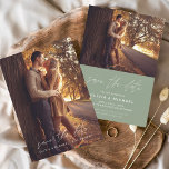Flyer Orçamento Salve a Data Sage Foto de Casamento Verd<br><div class="desc">Cartões salve a data Verdes Sage de Casamento Orçamental que têm uma foto na frente e atrás. Os Cartões salve a data de outono manuscrito, outono, verão, Primavera de inverno contêm uma tipografia cursiva moderna, escrita à mão, que é elegante, simples e moderna de usar depois de você celebrar o...</div>