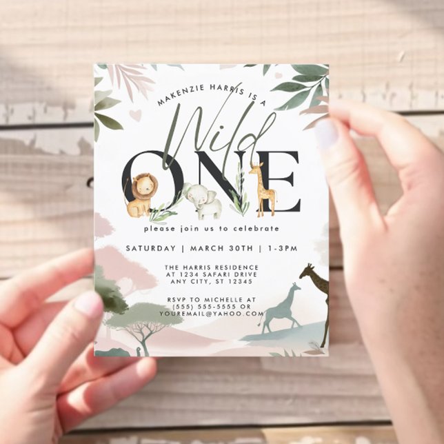 Flyer Partido primeiro aniversario Safari Selvagem de Or (Safari-themed “Wild One” first birthday invitation with jungle animals and greenery.)