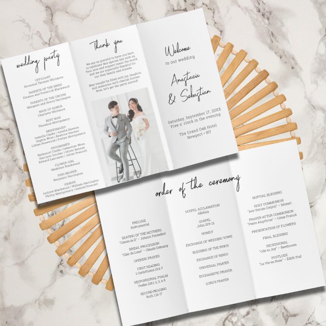 Flyer Programa de Casamento Triplicado de Script Branco  (Chic Black & White Script Trifold Wedding Program Flyer)