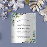 Flyer Silver eucaliptus buget convite de aniversário<br><div class="desc">Por favor, note que este convite está no papel de folheto e é muito fino. Os envelopes não estão incluídos. Para convites mais espessos (mesmo design) visite nossa loja. Fundo de aspecto fino prateado decorado com verde de eucalipto, folhagem de ouro e brilho verde e prata, faíscas. Personalize e adicione...</div>