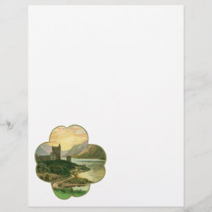 Flyer Vintage Lucky Dourado Shamrock com um castelo irla